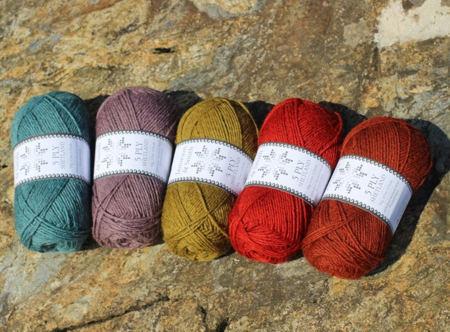 Découvrez la 5-Ply Shetland - une laine traditionnelle pour les pulls Gansey et encore plus!